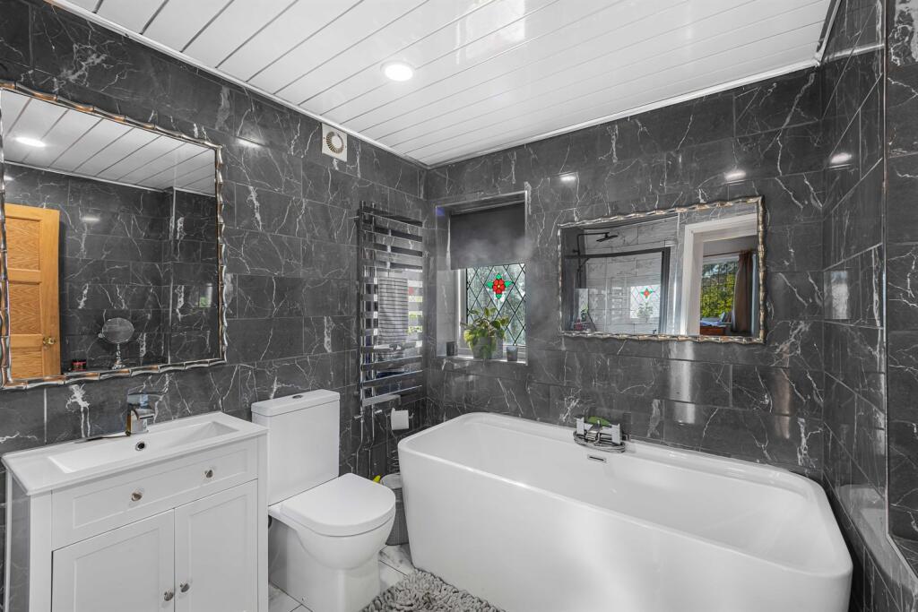 5 bedroom detached house for sale in Warburton Close, Hale Barns, Altrincham, WA15